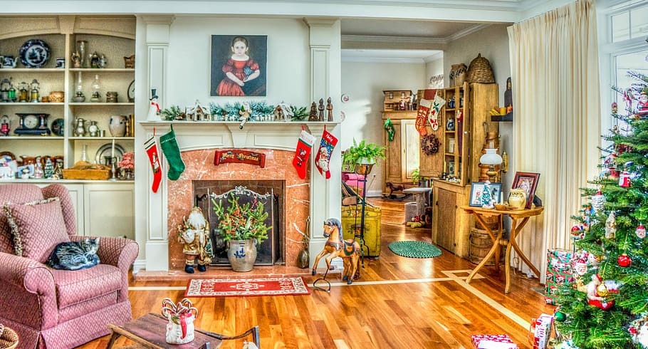 ピンク, ソファー椅子, 白, マントルピースの暖炉, クリスマスツリー, ソファー, 椅子, 暖炉, 伝統的な家, 装飾