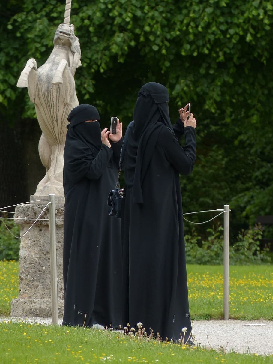 два, женщины, носить, платье абая, Стоящий, рядом, статуя единорога, дневное время, Бурка, Муслим