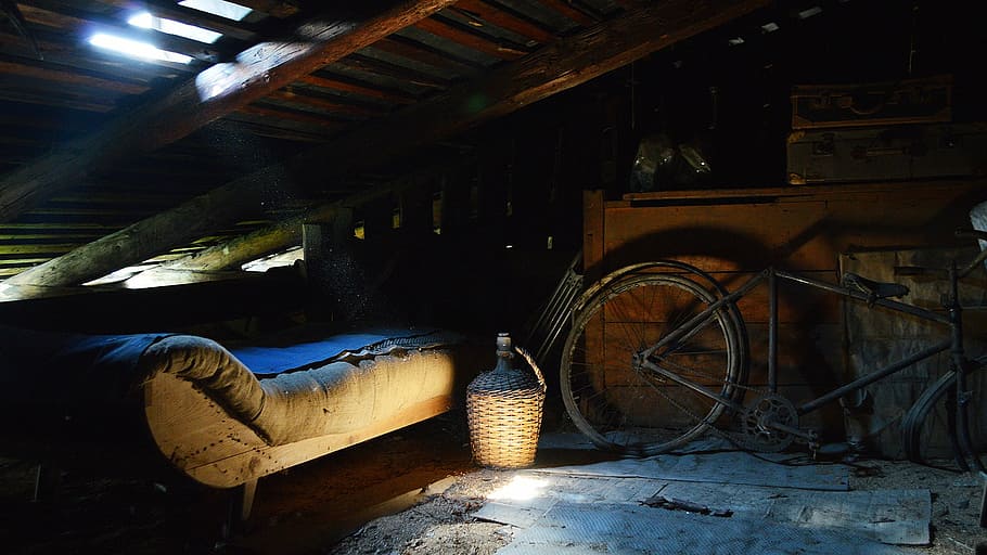 the loft, povala, old, mysterious, dark, šerosvit, indoors, illuminated, day, wheel