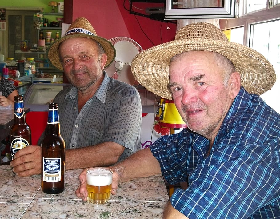 Rumania, bar, campesinado, cerveza, reunión, viejo, hombres, Sombrero, vello facial, retrato