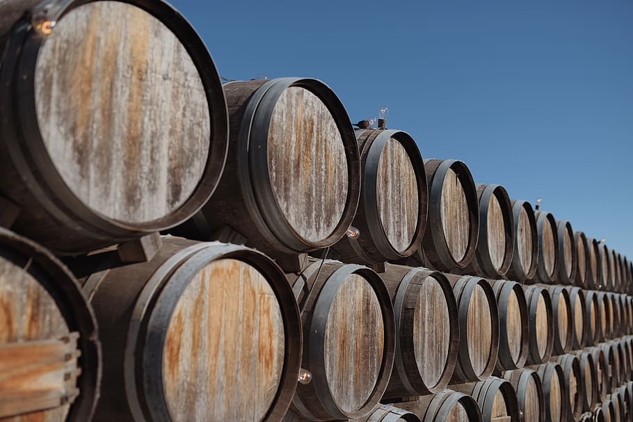 marrón, madera, lote de barril de cerveza, barriles, barril de vino, barril, vino, bodega, vinificación, en una fila