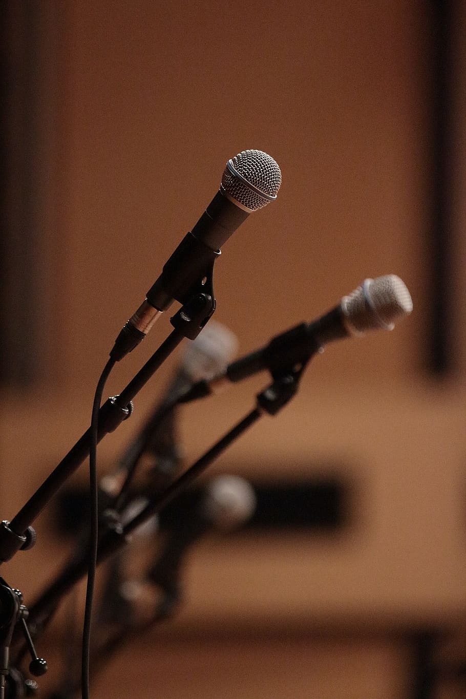 microphone, music, singer, sing, input device, arts culture and entertainment, microphone stand, focus on foreground, musical instrument, indoors