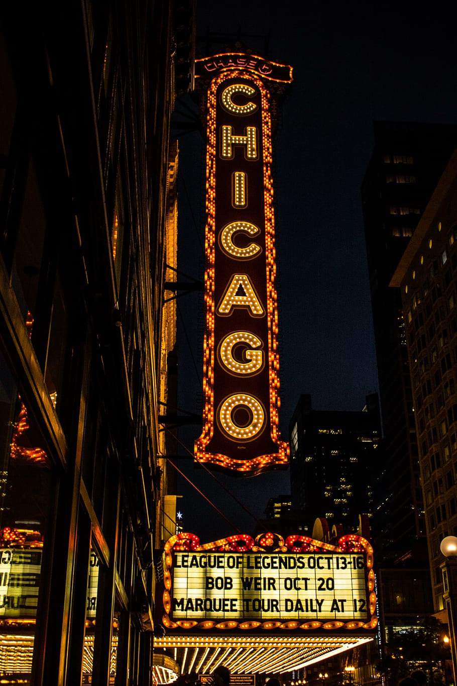 edifício de chicago, quase, tempo, chicago, iluminado, sinalização, noite, escuro, luzes, construção