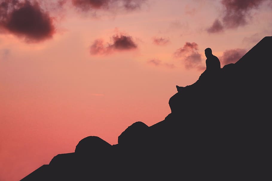 foto siluet, orang, batu, gunung, gelap, langit, awan, matahari terbenam, duduk, sendirian
