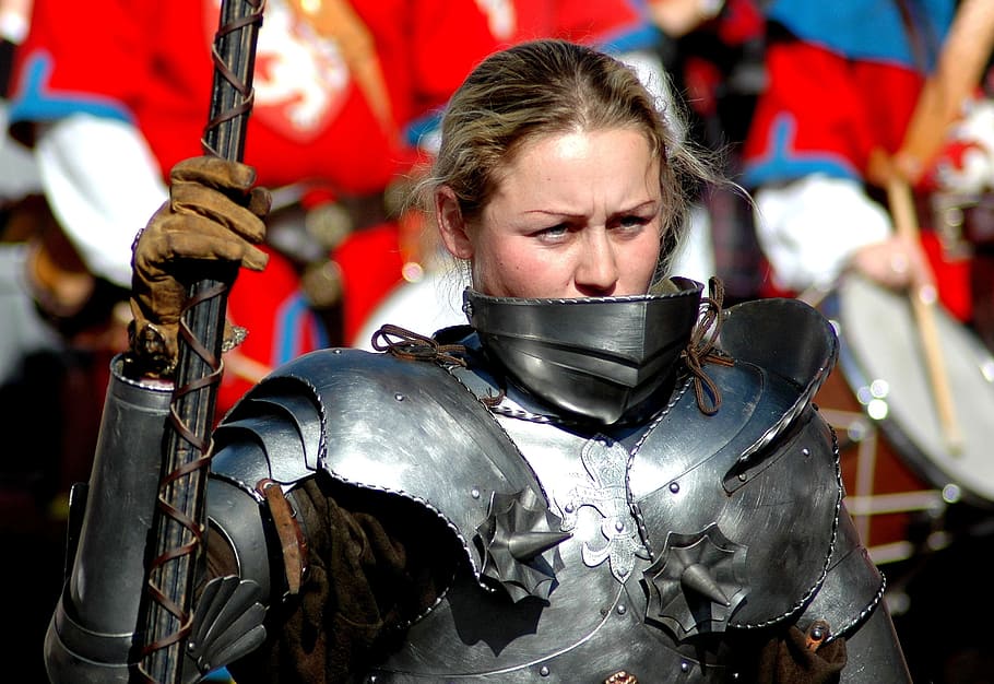 wanita, mengenakan, baju besi ksatria berwarna perak, memegang, tombak, stainless steel, ksatria, baju besi, prajurit, turnamen