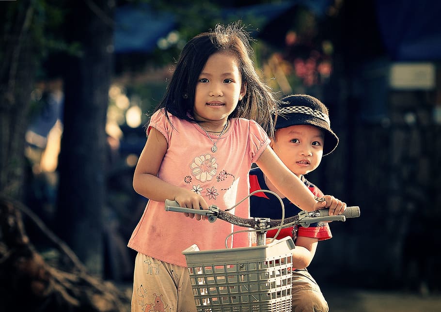 niña, vistiendo, rosa, camisa de cuello redondo, usando, gris, bicicleta, niños, niño, feliz