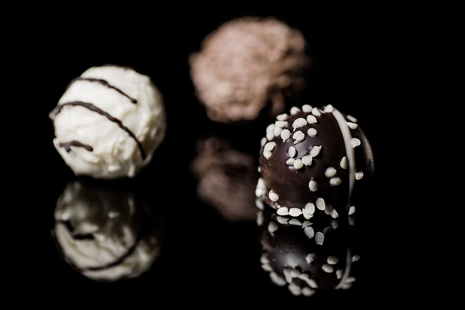 selective, focus photography, two, ball donuts, praline, chocolates, chocolate, chocolatier, confiserie, dessert
