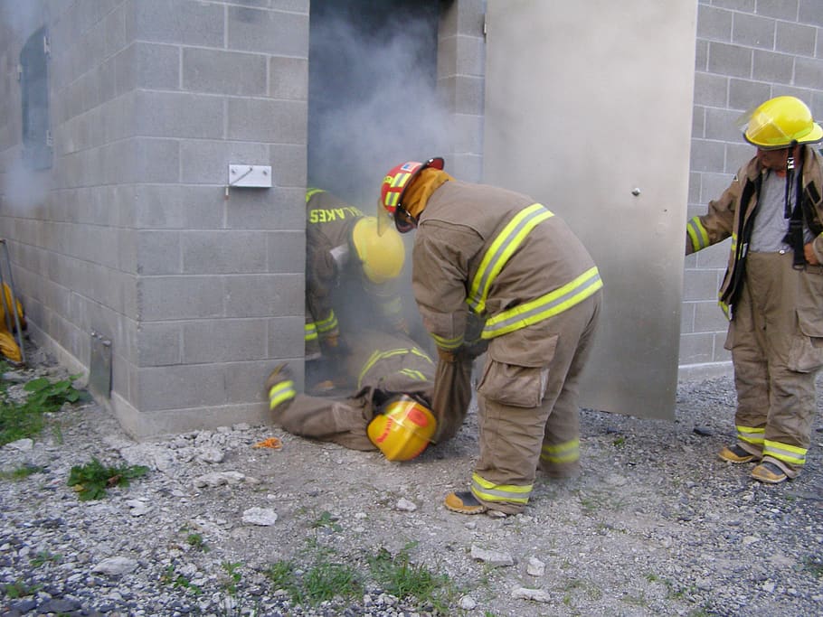 fuego, entrenamiento de bomberos, entrenamiento de ahumadero, entrenamiento, bombero, rescate, seguridad, peligro, casco, protección