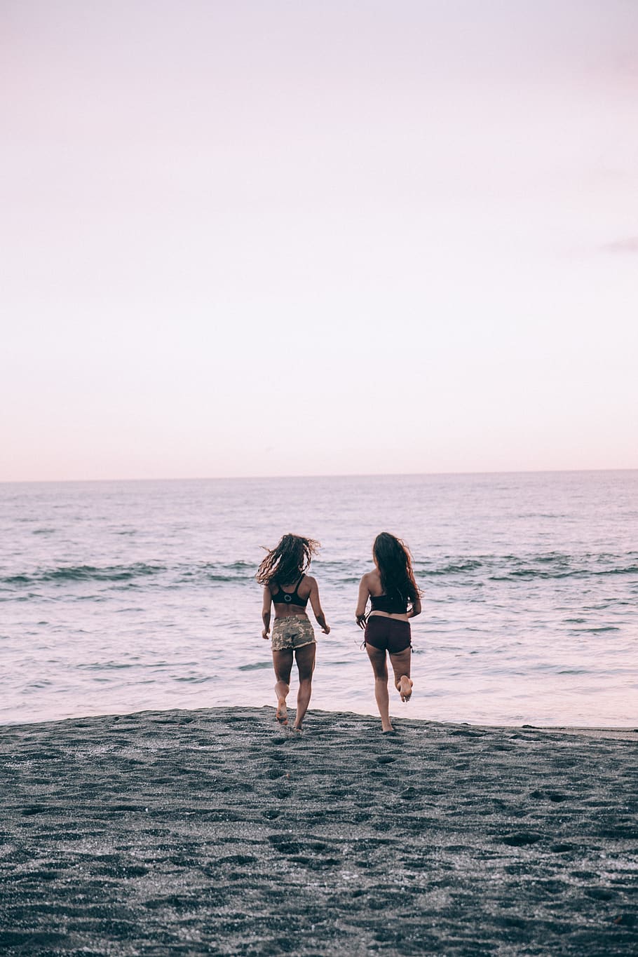 mujeres, playa, jugando, corriendo, arena, océano, activo, olas, espalda, vista