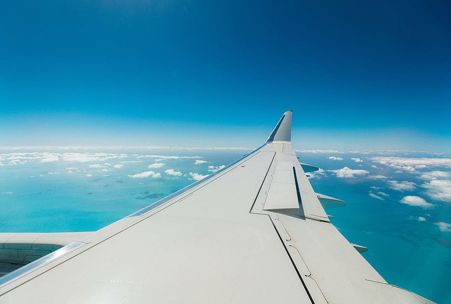 blanco, ala de avión, durante el día, aerolínea, viaje, azul, cielo, vuelo, nubes, aire Vehículo