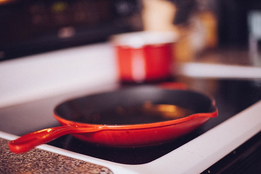 vermelho, fritar, panela, preto, fogão, cozinhar, cozinha, forno, dentro de casa, foco em primeiro plano
