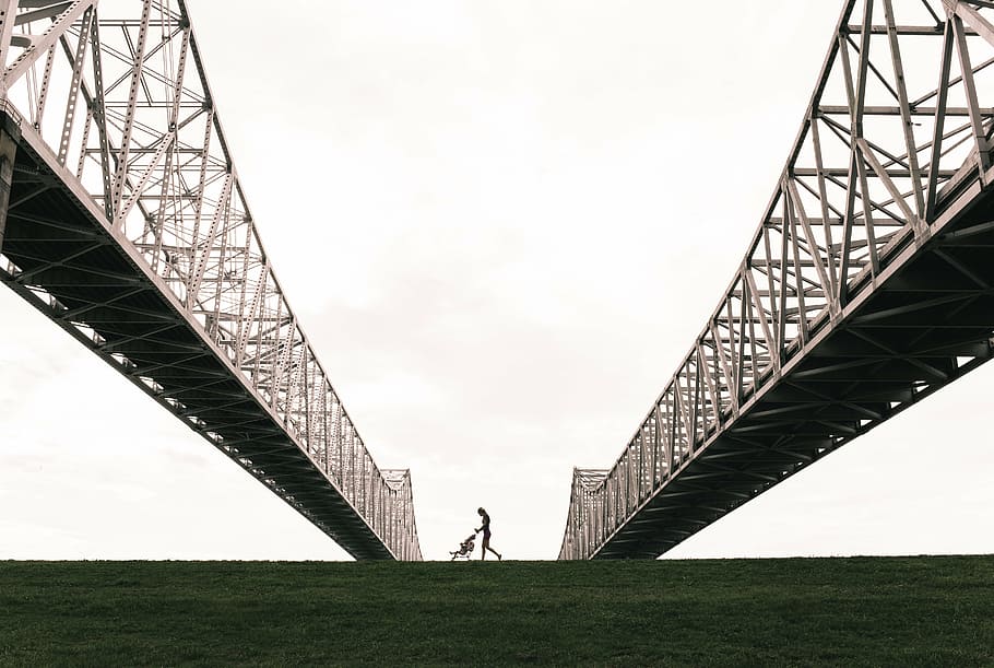 fotografi siluet, orang, mendorong, kereta dorong, jembatan, berjalan, arsitektur, struktur, baja, langit