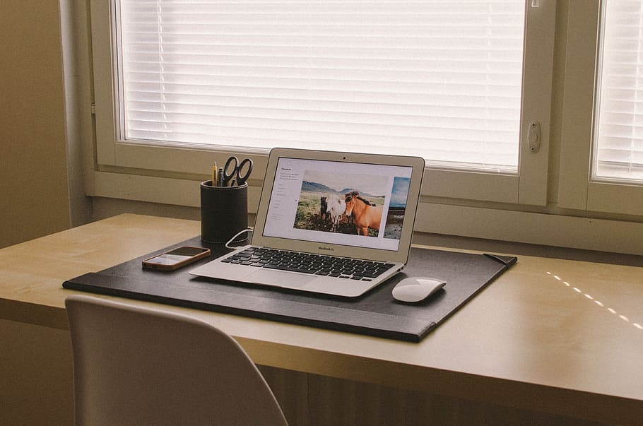 MacBook Air, junto, ratón mágico, oficina en casa, cuaderno, escritorio, computadora, oficina, negocios, trabajo