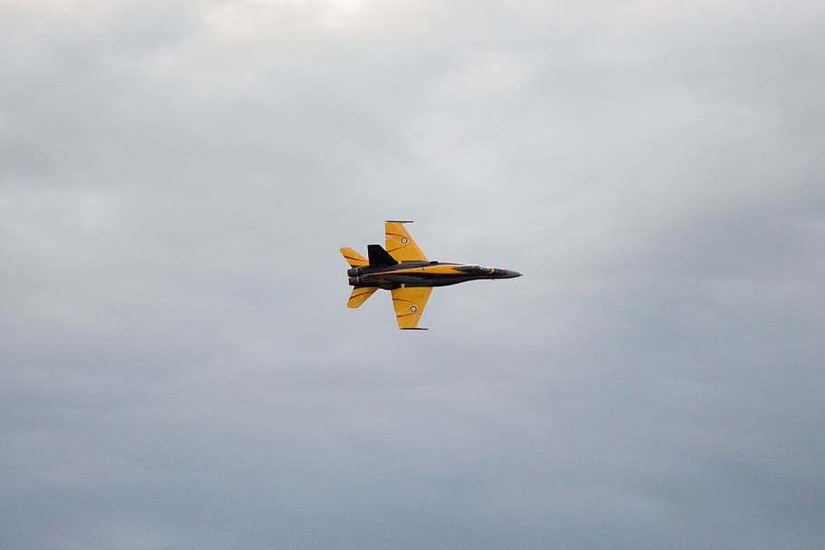 amarillo, negro, avión de combate, volador, cielo, F-18, canadiense, fuerza aérea, exhibición aérea, aire