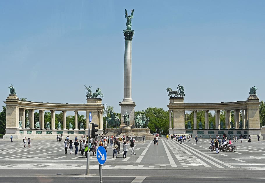 Budapest, Heldenplatz, Millenium, Column, millenium column, landmark, places of interest, curiosité, slabs, pattern