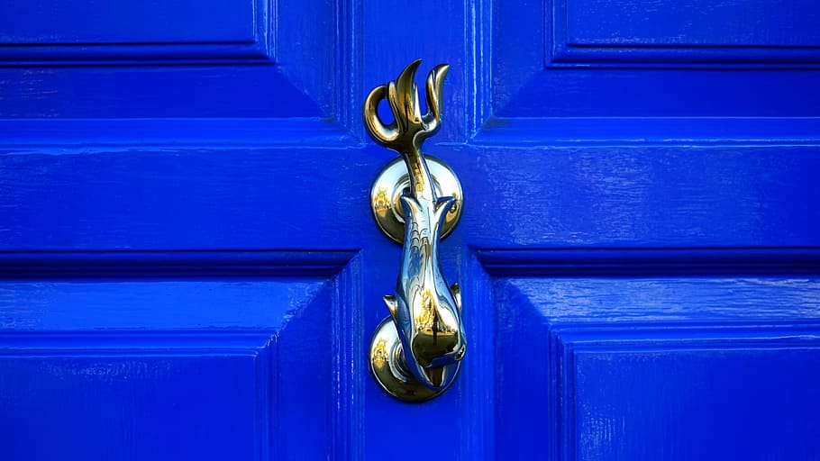真鍮色の魚のドアの装飾, ドア, ノッカー, 木製, 家, 金属, 入り口, アンティーク, スタイル, 華やかな