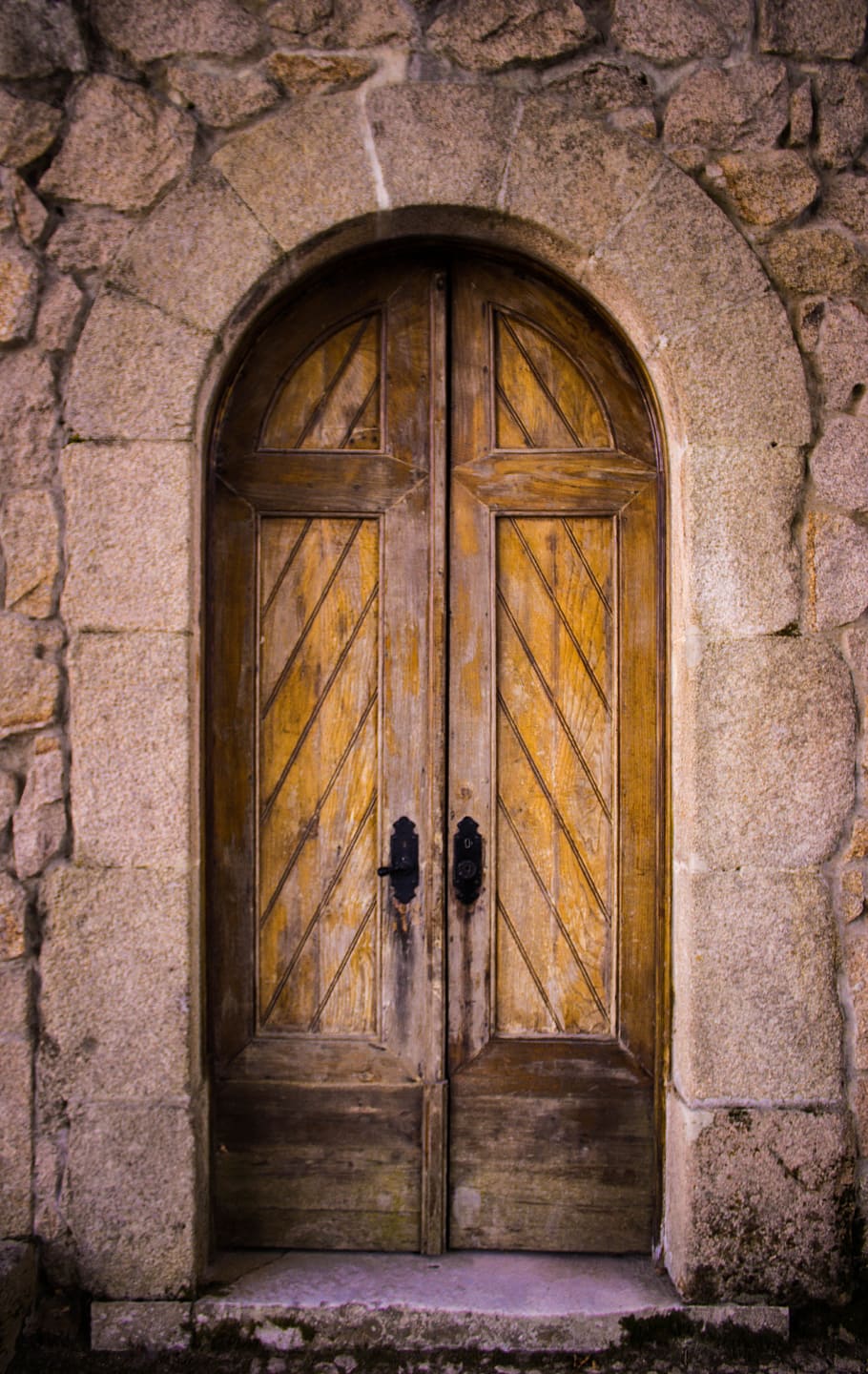닫힌 나무로되는 문, 문, 오래 된 문, 나무 문, 입구, 골동품, 건축, 오래 된, 돌, 앞