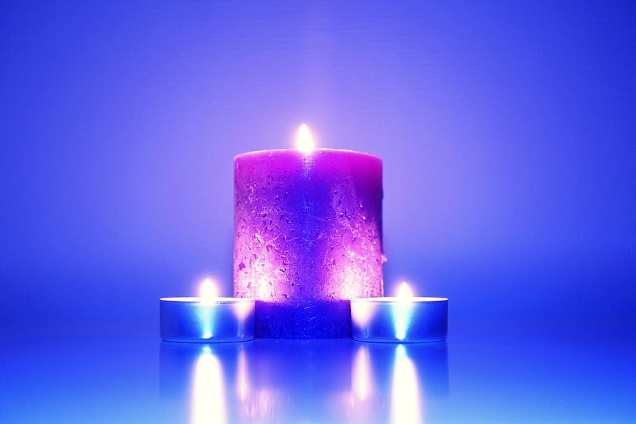 três velas acesas, fogo, velas, azul, roxo, cera, vela, flama, decoração, celebração