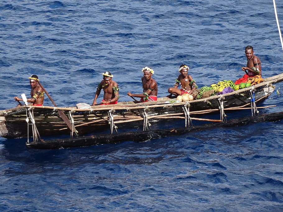cinco, hombres, bote, agua, durante el día, canoa excavada, canoa, gente, excavada, tribus