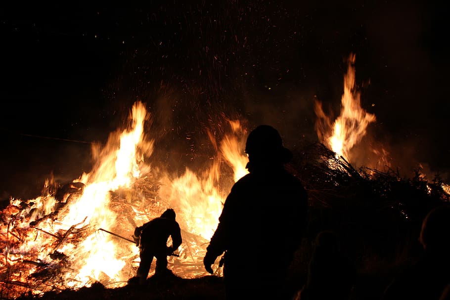 api Paskah, api, pembakaran, suhu panas, api - fenomena alam, alam, malam, api unggun, orang sungguhan, laki-laki