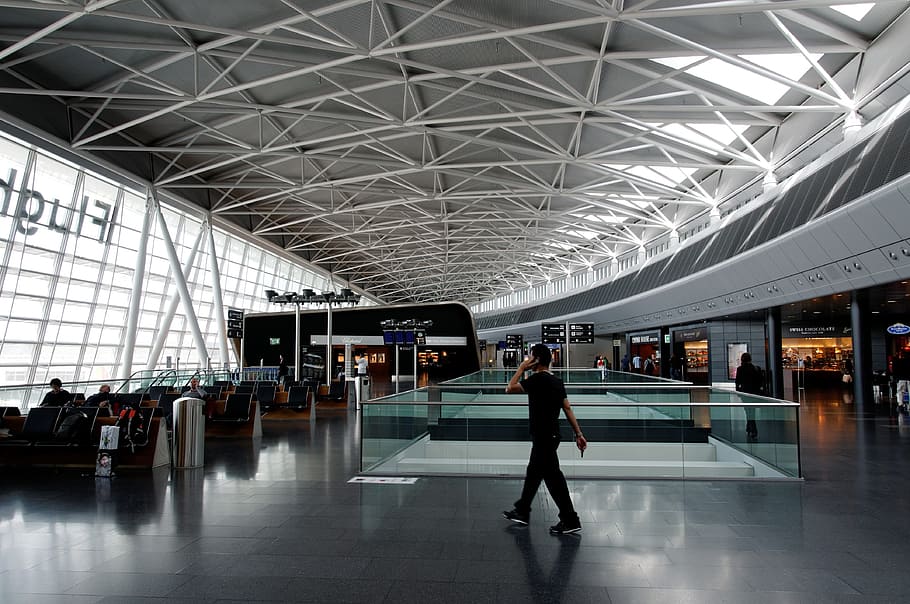 homem, andando, dentro de, Aeroporto, Zurique, passageiro, área de espera, telefone, movimento, comunicação