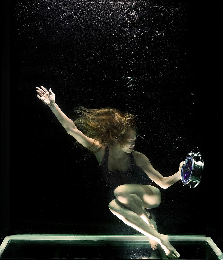 wanita, memegang, jam alarm analog perak, bawah air, model, seni rupa, dom, mati lemas, paparan, manusia