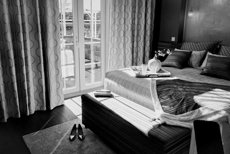 Foto en escala de grises, cama, habitación, dormitorio, blanco y negro, puertas dobles, balcón, bandeja, cama doble, lujo