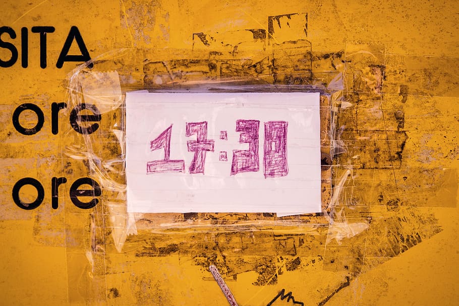 壁にヌーバー, 17 30, 壁, 紙, テキスト, 黄色, 古い, 書き込み, 引き裂かれた, ダクトテープ