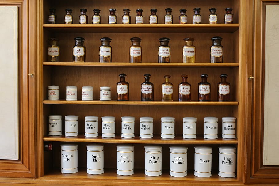 surtido, botellas, marrón, madera, estante, farmacia, química, drogas, en una fila, farmacéutico