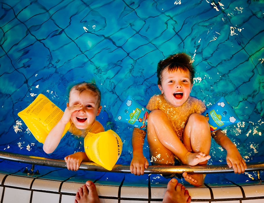 dos, niño pequeño, piscina, sonriendo, natación, niños, agua, feliz, diversión, infancia
