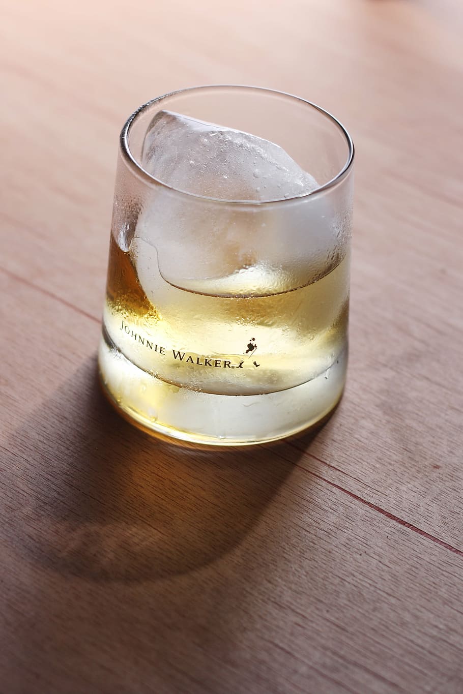 johnnie walker glass, beverage, ice, glass, whiskey, whisky, johnnie walker, table, refreshment, drink