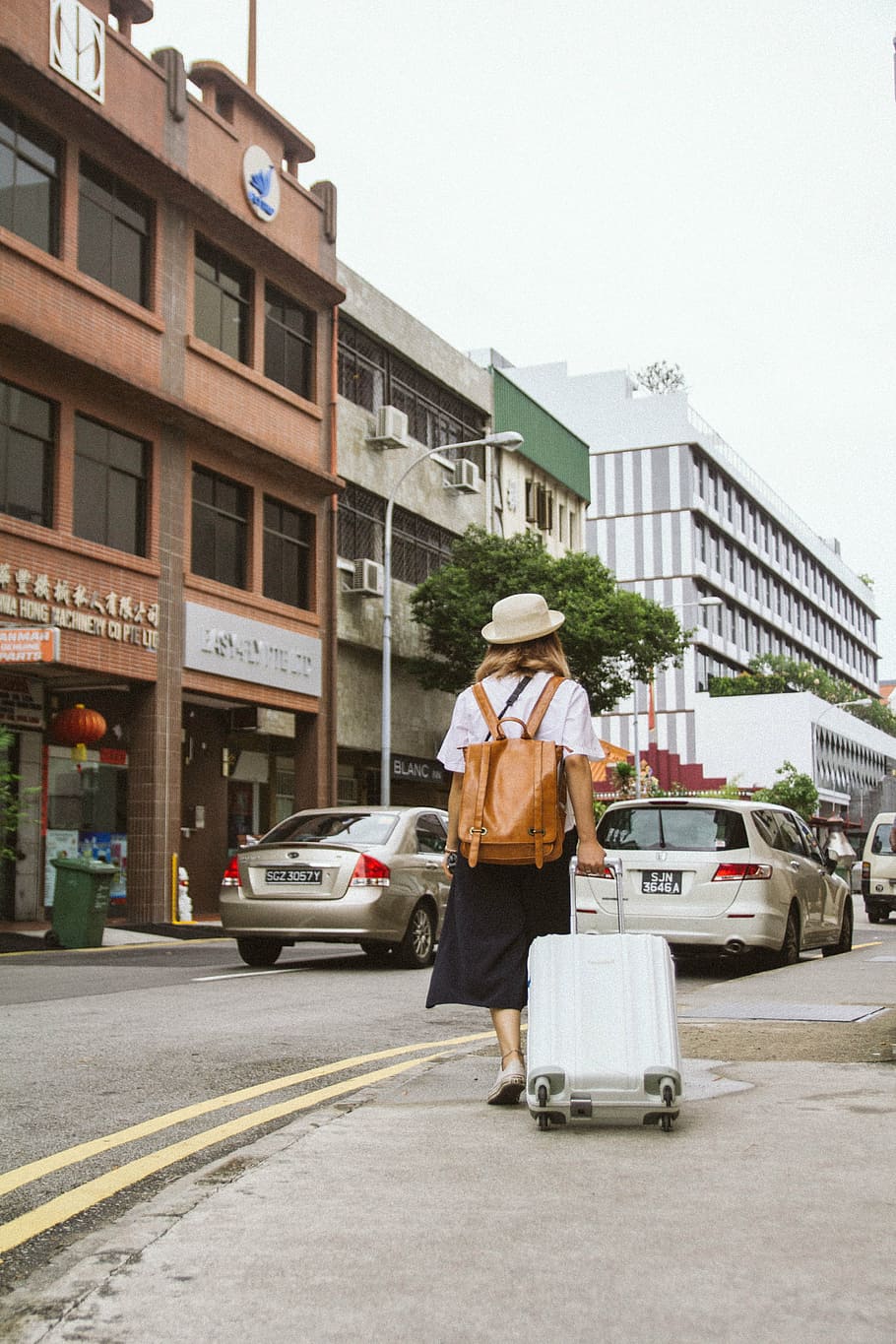 Mujer, tirando, blanco, equipaje rígido, urbano, ciudad, personas, viajes, aventura, equipaje