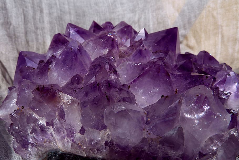 piedra de cristal púrpura, amatista, geoda, violeta, gema, trozos de piedras preciosas, cueva de cristal, drusos, púrpura oscuro, púrpura