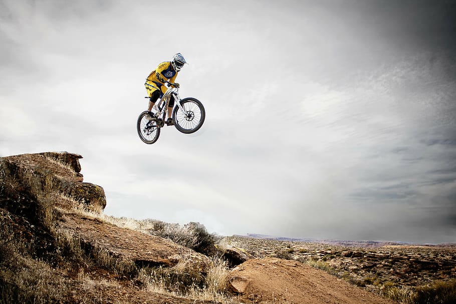 Hombre, equitación, bicicleta de montaña, vistiendo, off-road, casco, volando, 3d, papel tapiz, Utah