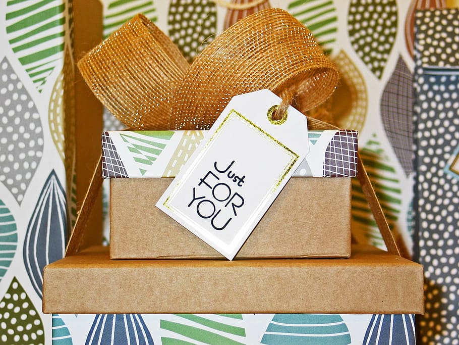 caixa de presente marrom-verde-e-verde-azulado, etiqueta, feita, para você, laço, doar, presente, aniversário, embalado, embalagem