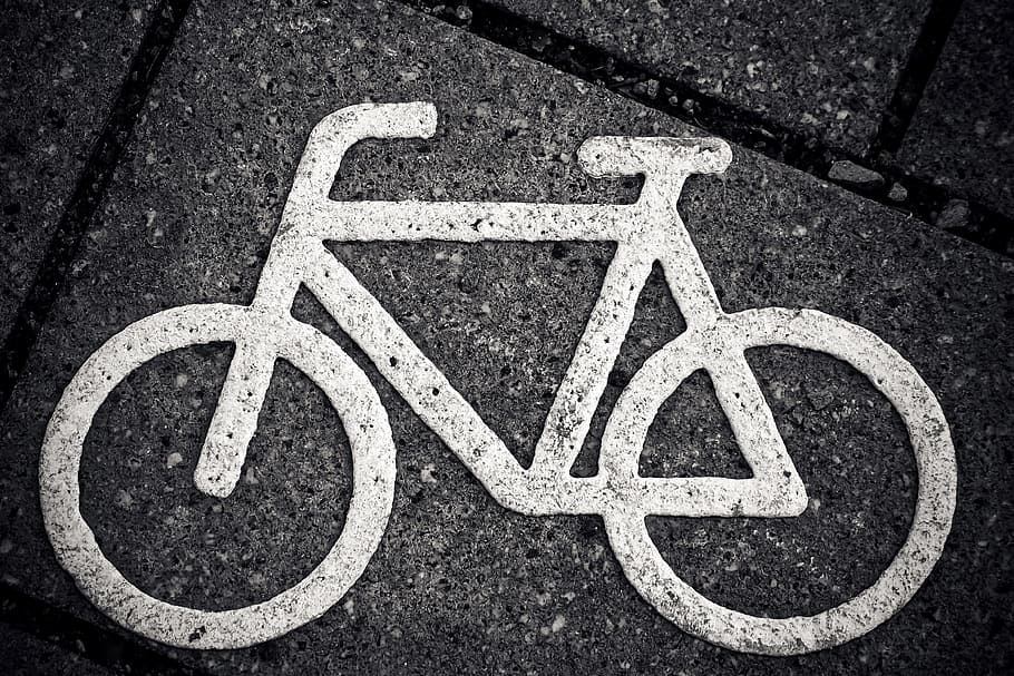 銀色の自転車の装飾, 自転車, キャラクター, 自転車道, 道路, 自転車道の標識, 離れた場所, 車輪, サイクリング, マーク