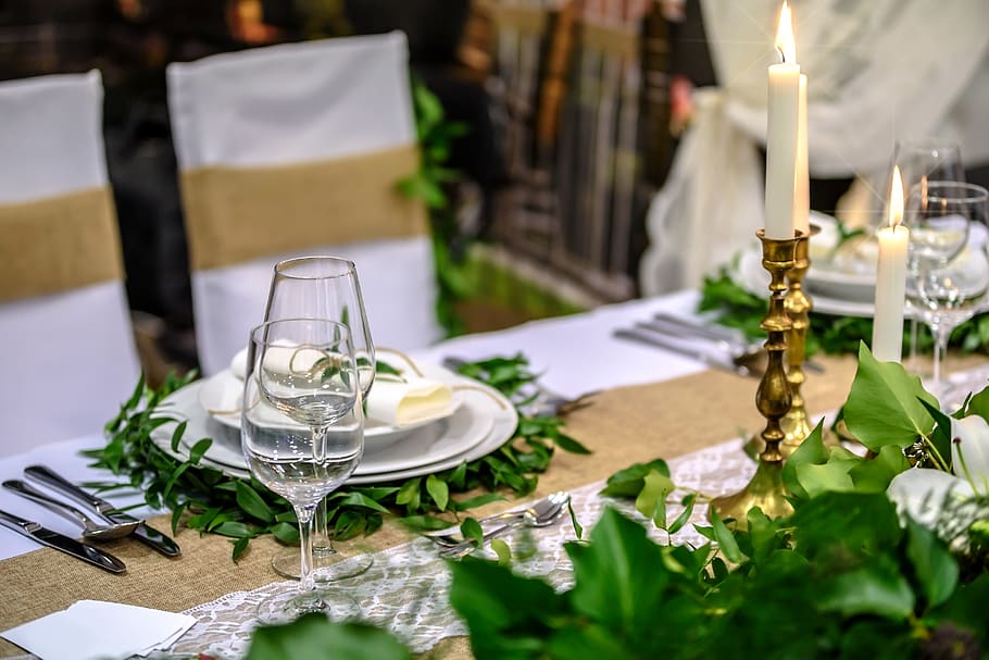 mesa, configuração, guardanapo, talheres, prato, vela, jantar, data, verde, folha