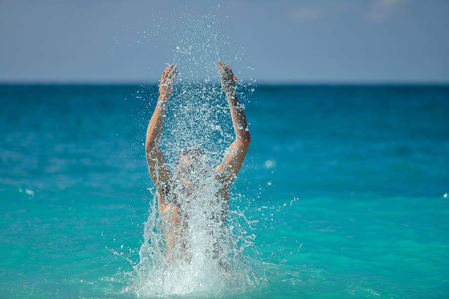 青い海 男性 人 男 少年 演奏 水しぶき 水 海 ライフスタイル Pxfuel