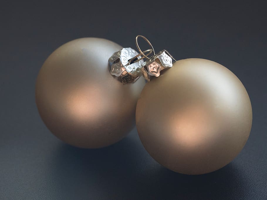 christmas, baubles, decorations, balls, matte, close up, shiny, shimmer, glisten, gold