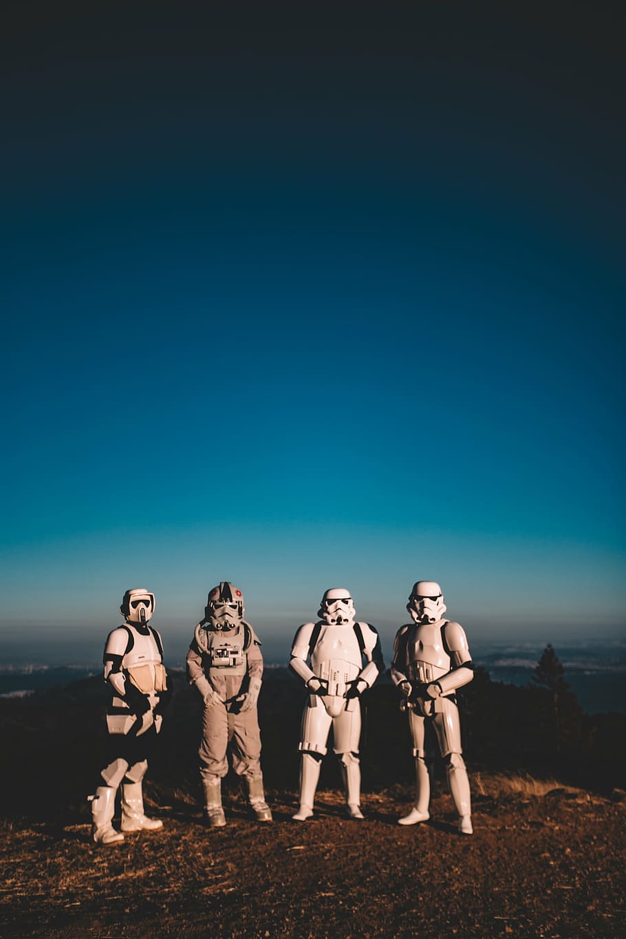 cuatro, cosplay de star wars stormtroopers, de pie, campo, hombre, vistiendo, blanco, estrella, guerras, temática