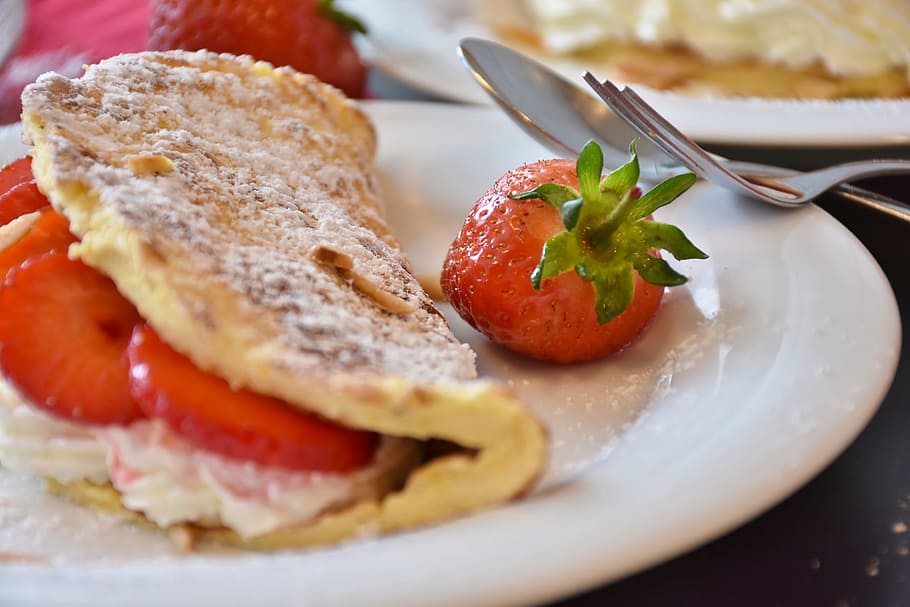 pancake, strawberry, plate, strawberries, strawberry cake, omelette, egg omelette, cream, dessert, icing sugar