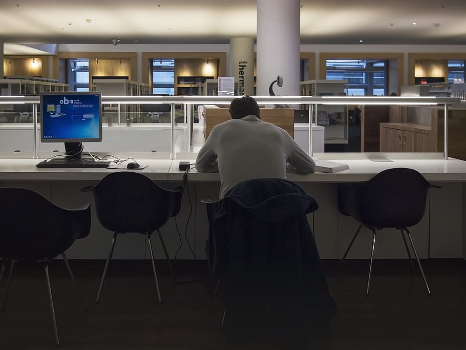 hombre, sentado, negro, silla, usando, computadora portátil, oba, biblioteca abierta, chico, trabajando