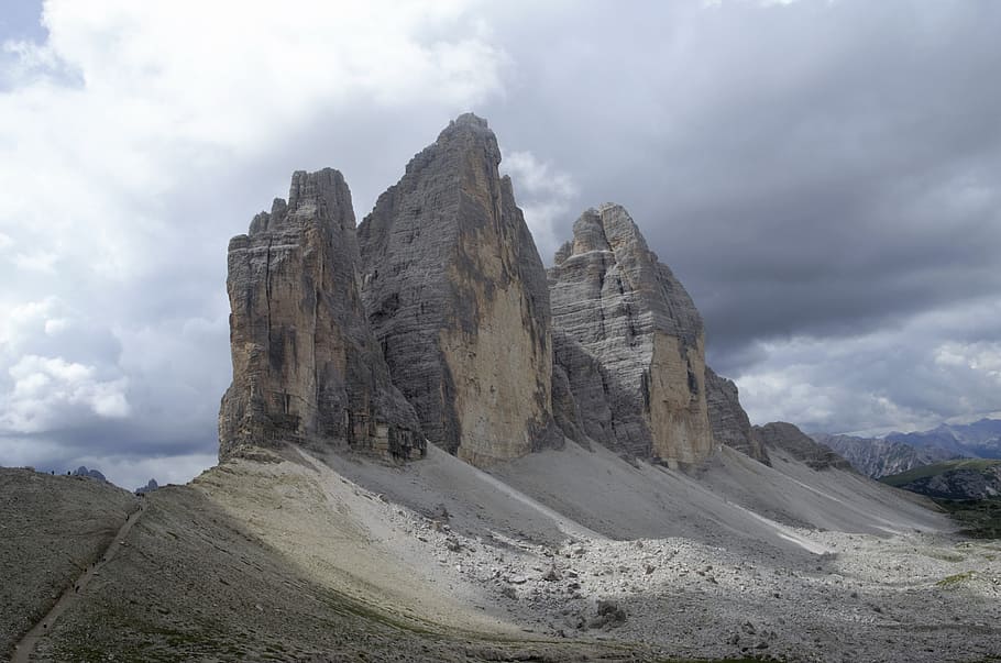 fotografía de ángulo bajo, gris, roca, nubes, tre cime di lavaredo, los alpes, italia, montañas, vista, arriba