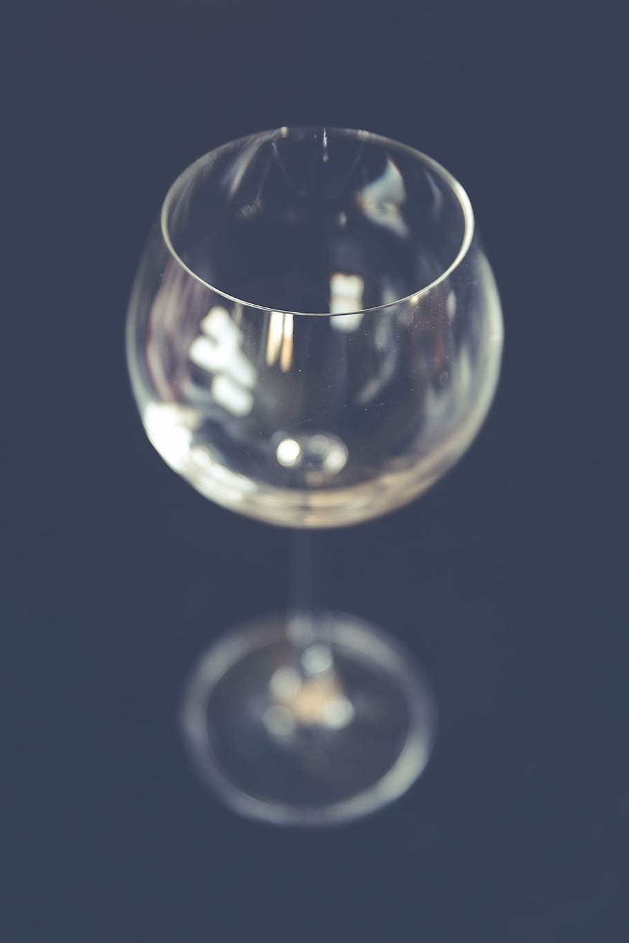 copa de vino clara, vidrio, bokeh, mesa, elegante, vino, reflexión, bebida, cenar, fondo negro
