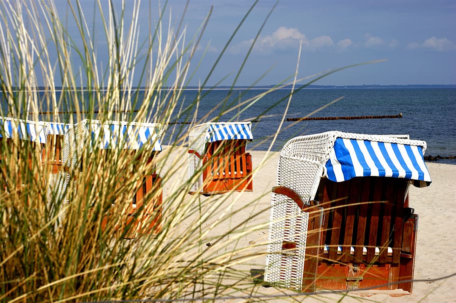 marrón, madera, puesto, frente de arena, playa, durante el día, silla de playa, rügen, mar báltico, agua