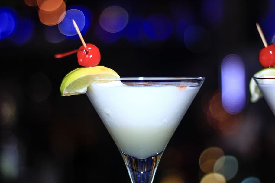copa de martini, relleno, blanco, líquido, selectivo, foto de enfoque, cóctel, copa, noche, alcohol