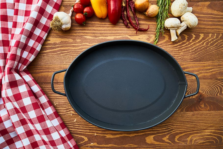 oval, black, steel food tray, food, cooking, no one, wood-fibre boards, wood, pan, pot