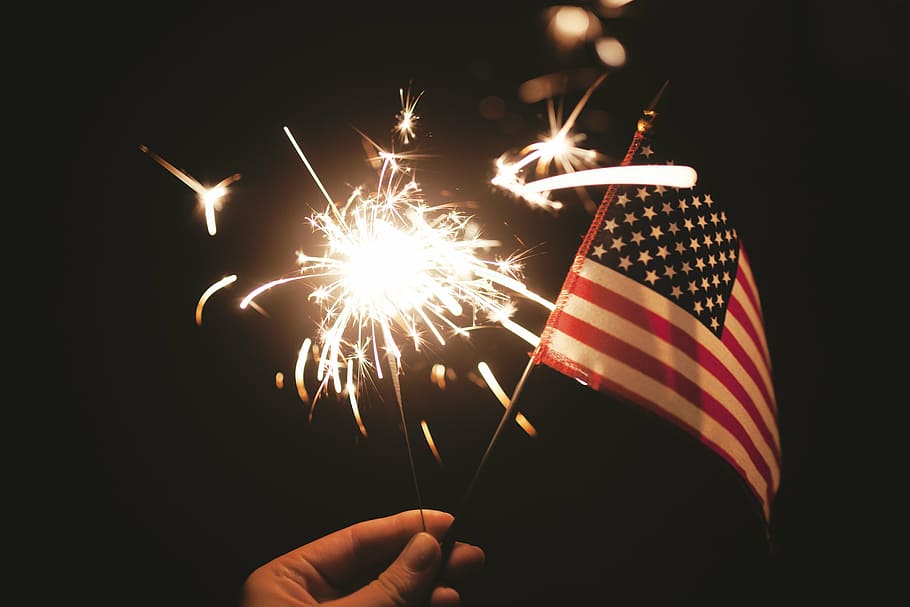 Persona, tenencia, bandera de Estados Unidos, galleta de fuego, bengala, Estados Unidos, americano, bandera, unido, feriado
