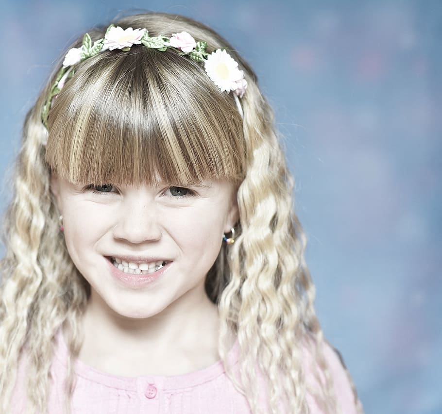child, girl, blond, face, uncertain, unsettled, doubtful, cramped, smiling, caucasian Ethnicity