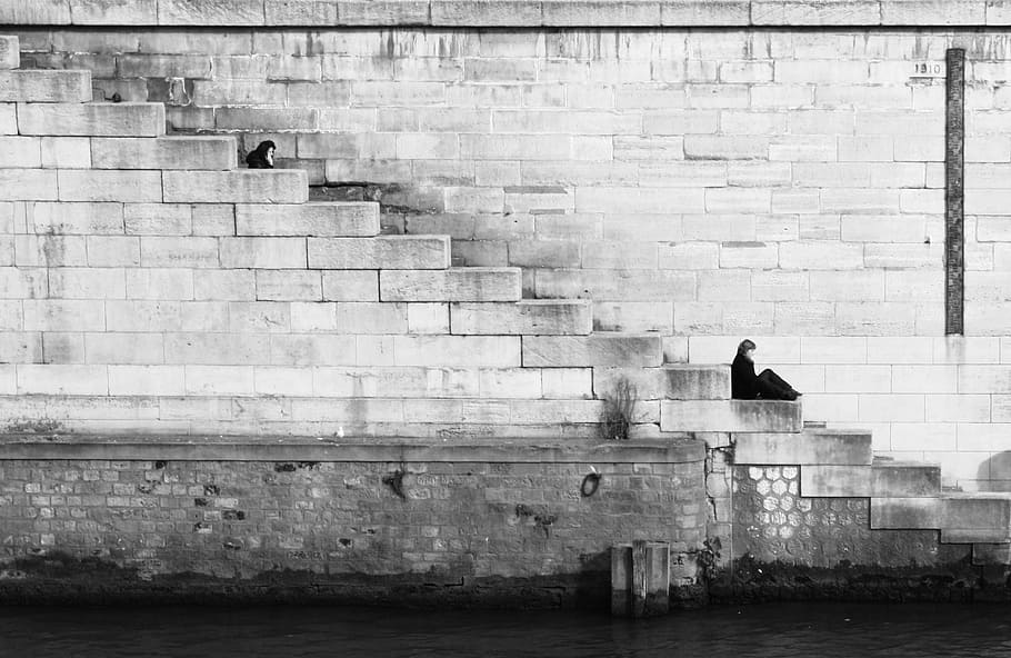 foto grayscale, orang, duduk, tangga, grayscale, fotografi, beton, dekat, tubuh, air